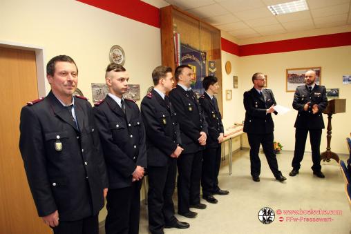 Die Kameraden Marcus Erdmann, Steve Patrick Grünke, John Cedric Hubert, Ralf Marquardt und Stefan Serve (v.l.) werden in die Feuerwehr Goldberg aufgenommen.